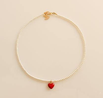שרשרת פנינים קטנות עם לב אדום או זהוב