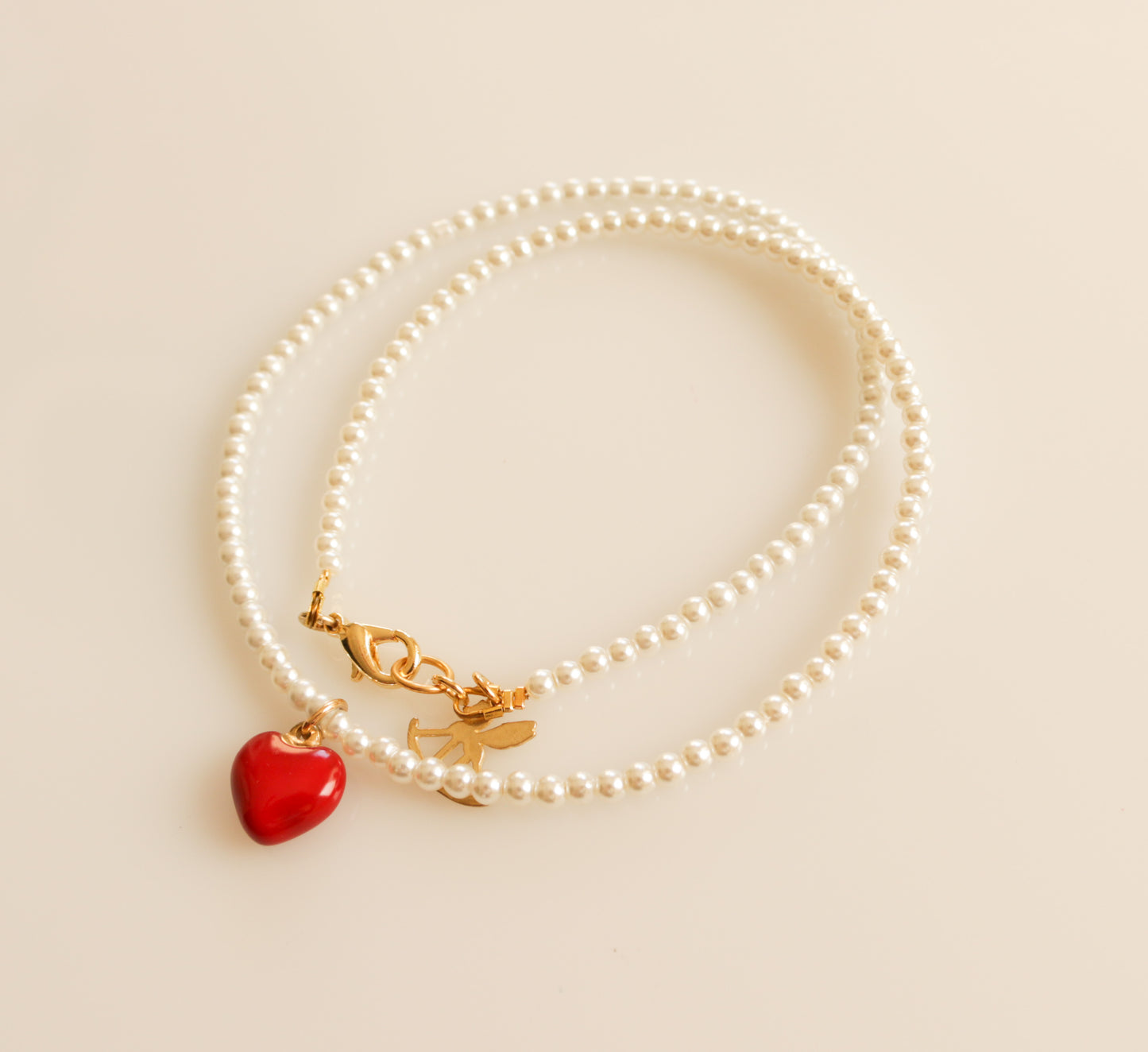 שרשרת פנינים קטנות עם לב אדום או זהוב