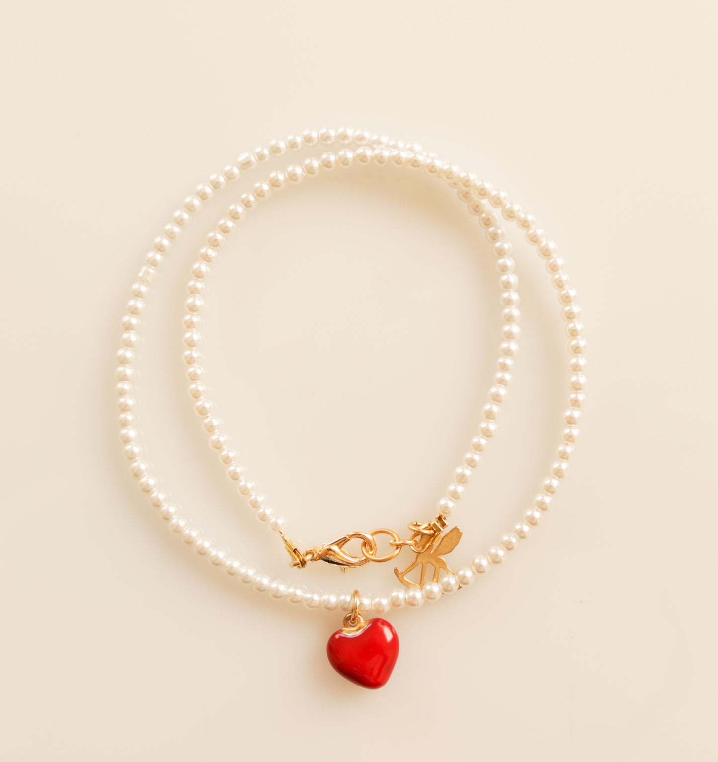 שרשרת פנינים קטנות עם לב אדום או זהוב