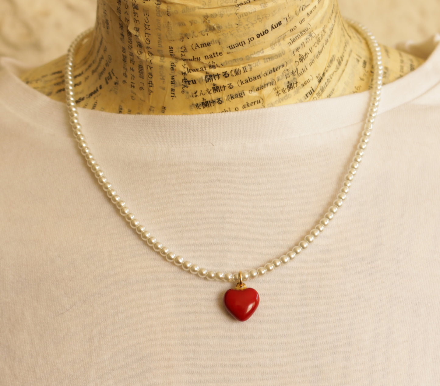 שרשרת פנינים קטנות עם לב אדום או זהוב