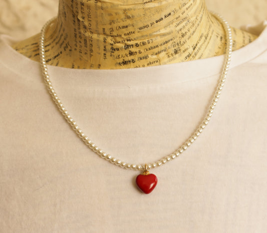 שרשרת פנינים קטנות עם לב אדום או זהוב