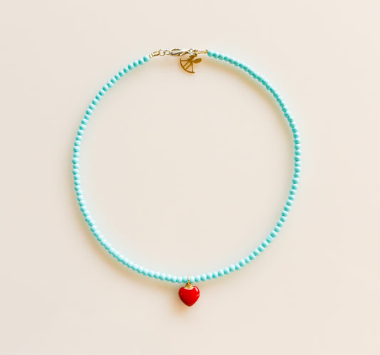 שרשרת חרוזי טורקיז קטנים עם לב אדום או זהוב