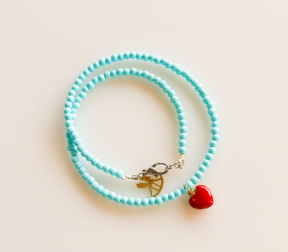 שרשרת חרוזי טורקיז קטנים עם לב אדום או זהוב