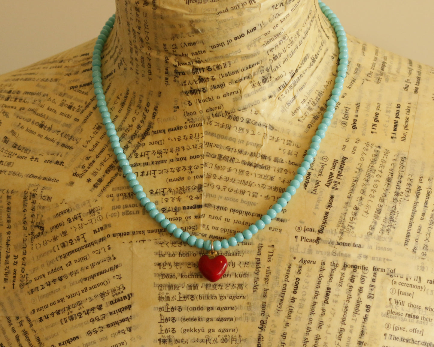 שרשרת חרוזי טורקיז קטנים עם לב אדום או זהוב