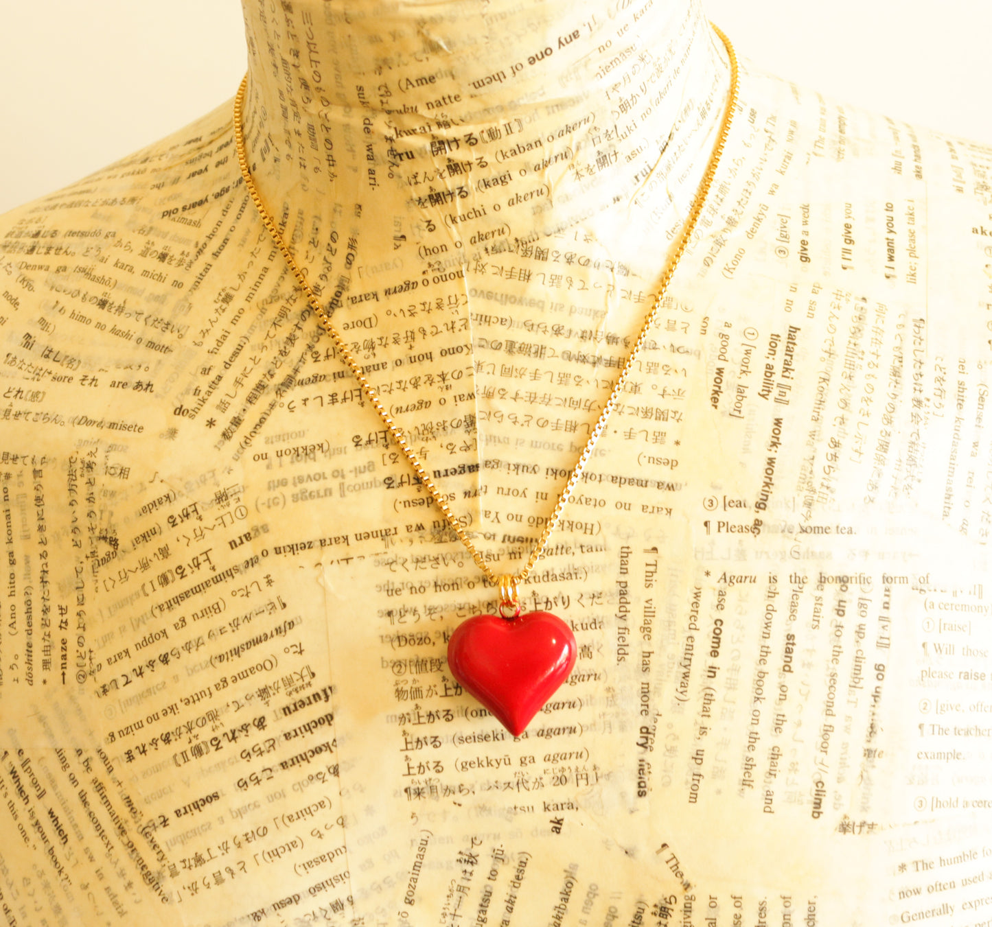 שרשרת חרוזים שחורה עם לב זהוב