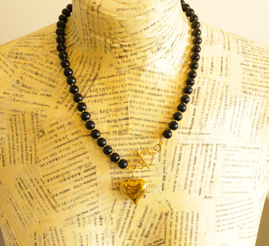 שרשרת חרוזים שחורה עם לב זהוב