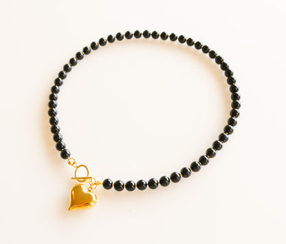 שרשרת חרוזים שחורה עם לב זהוב
