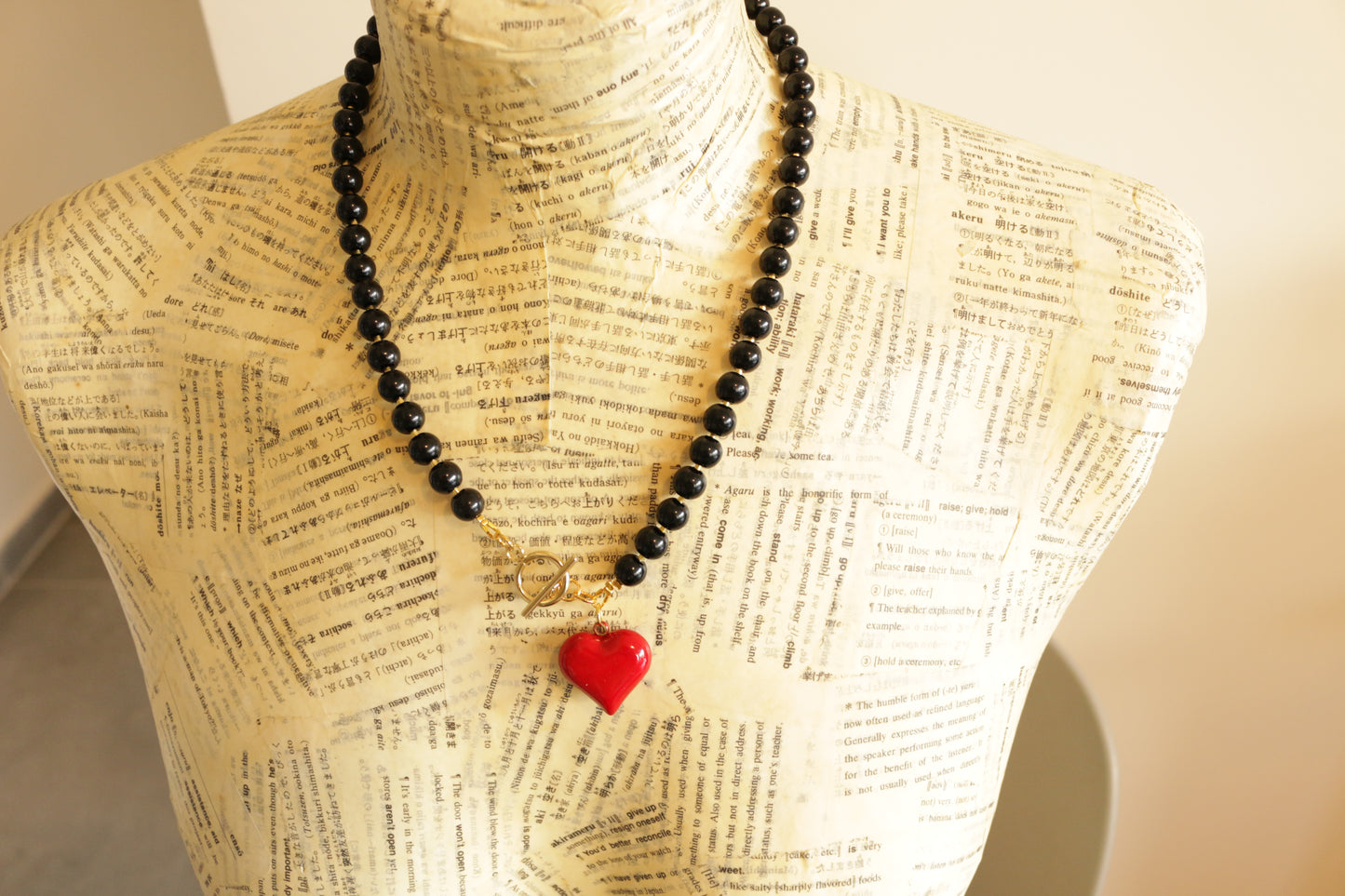 שרשרת חרוזים שחורה עם לב אדום או זהוב