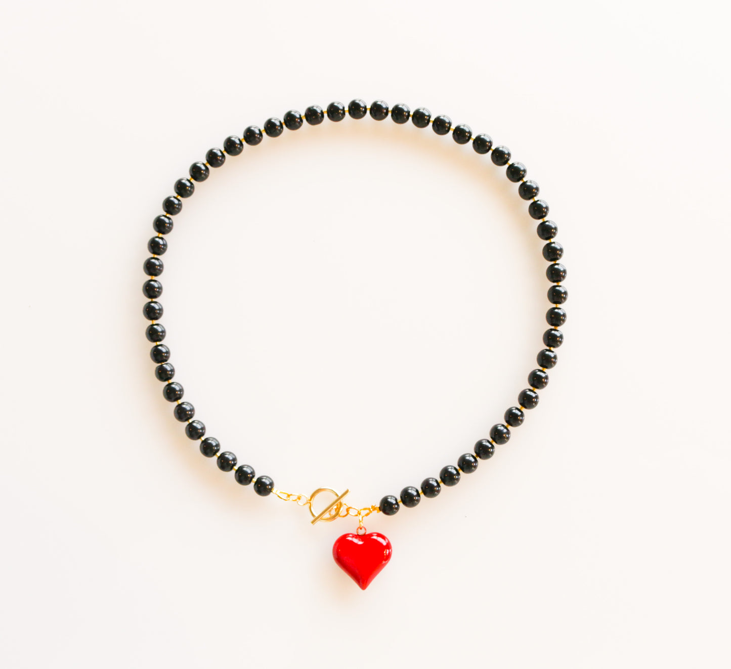 שרשרת חרוזים שחורה עם לב אדום או זהוב