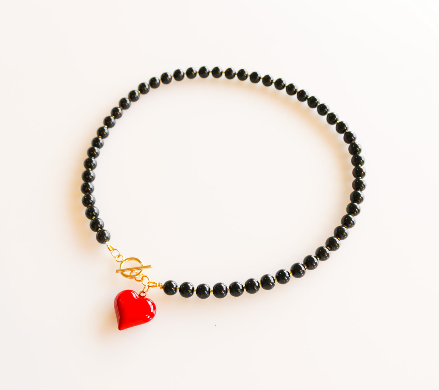 שרשרת חרוזים שחורה עם לב אדום או זהוב