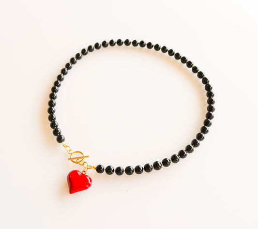 שרשרת חרוזים שחורה עם לב אדום או זהוב