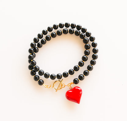 שרשרת חרוזים שחורה עם לב אדום או זהוב