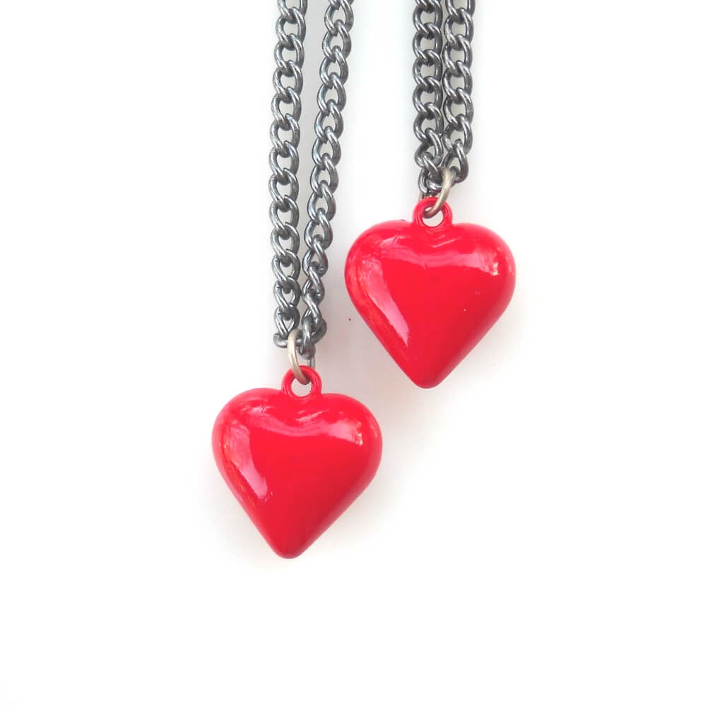 לב אדום גדול על שרשרת כסופה מושחרת