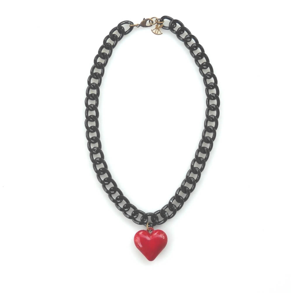 לב אדום גדול על שרשרת גורמט עבה בציפוי שחור