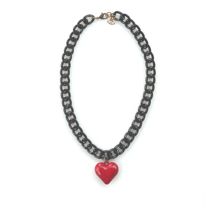 לב אדום גדול על שרשרת גורמט עבה בציפוי שחור