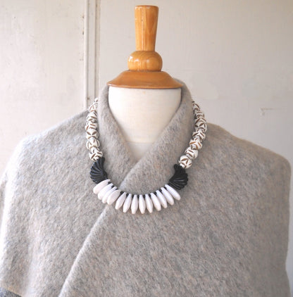שרשרת בשחור לבן