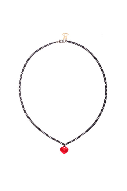 לב אדום בגודל בינוני על שרשרת דקה מושחרת