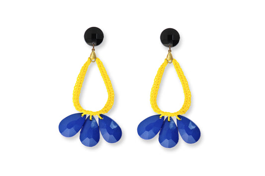 עגילים גדולים עם חישוק טיפה בצהוב ושלושה תליונים בכחול