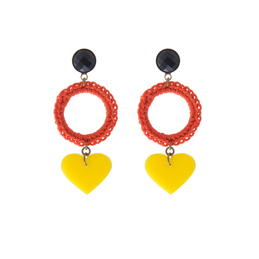 עגילים תלויים עם חישוק אדום ולב צהוב