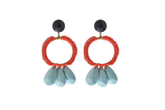 עגילים גדולים עם חישוק אדום ושלושה תליונים בתכלת