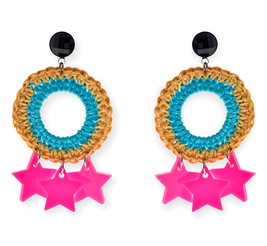 עגילים תלויים עם חישוק תכלת טבעי, ושלושה כוכבי פוקסיה