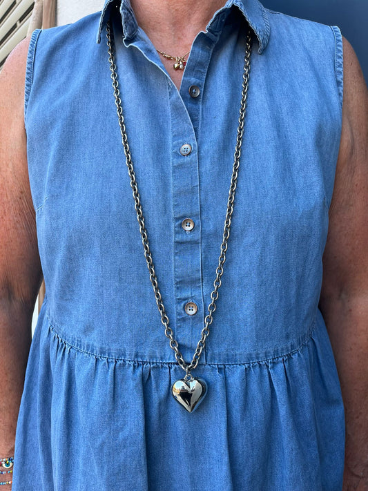 לב כסוף גדול על שרשרת ארוכה מוכספת עם סוגר טוגל