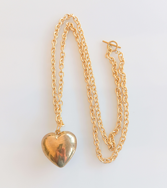 לב זהוב גדול על שרשרת ארוכה מוזהבת עם סוגר טוגל