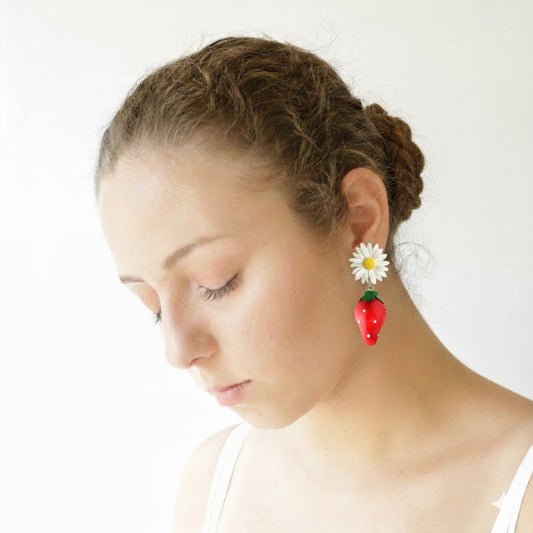 עגילים תלויים עם תות שדה